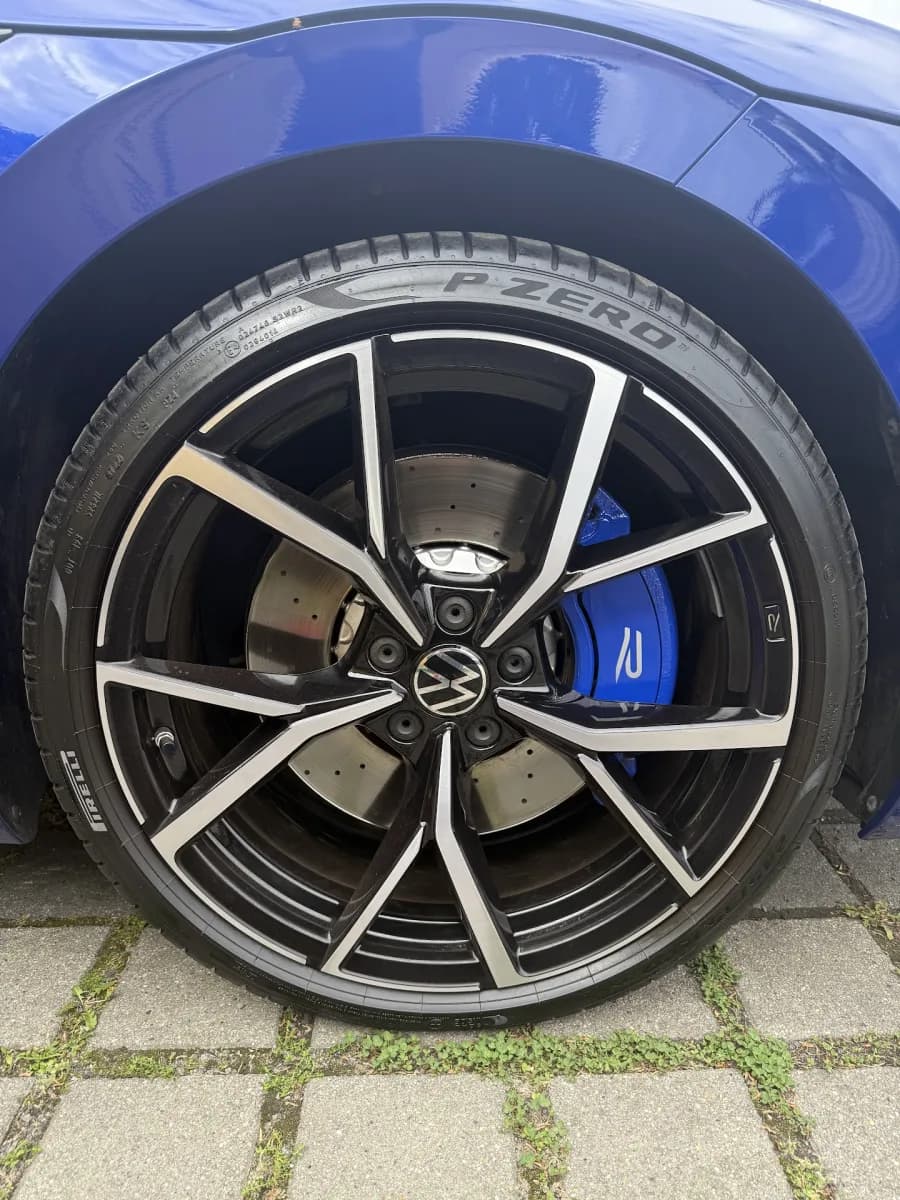 Aufbereitete Felge und Reifen am blauen VW Arteon R