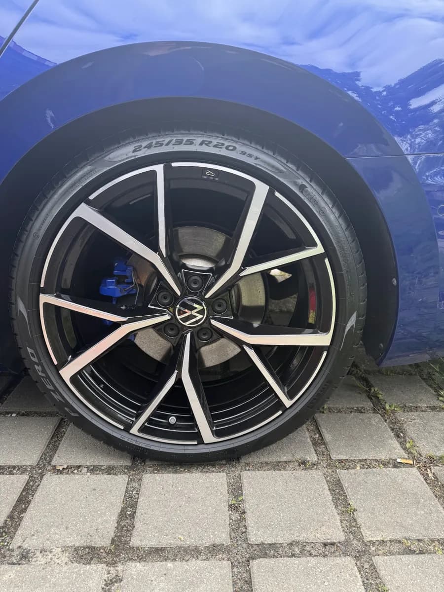 Felge des VW Arteon R vor der vollständigen Detailpflege